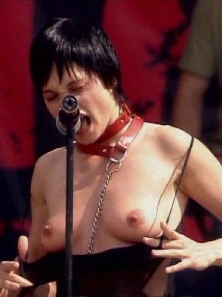 Мара показала голую грудь