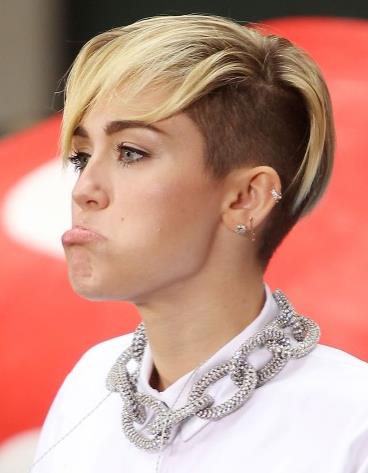 Майли Сайрус, что у тебя с челюстью?