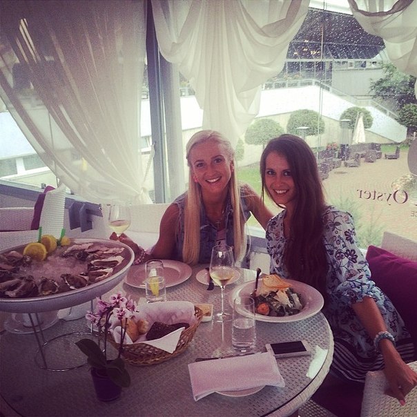 Ольга Бузова прилетела со своей сестрой в Юрмалу!