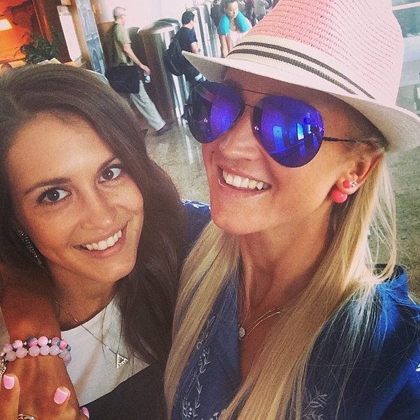 Ольга Бузова прилетела со своей сестрой в Юрмалу!