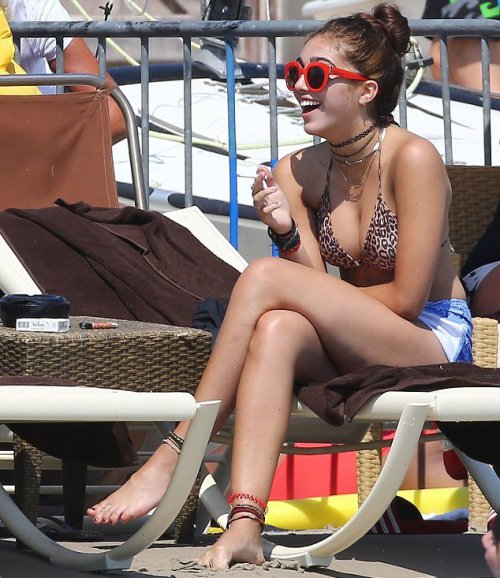 Пока Мадонна улетела на съемки, ее 17-летняя дочка Пока Мадонна улетела на съемки, ее 17-летняя дочка