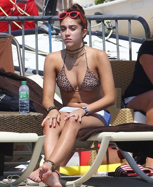 Пока Мадонна улетела на съемки, ее 17-летняя дочка Пока Мадонна улетела на съемки, ее 17-летняя дочка