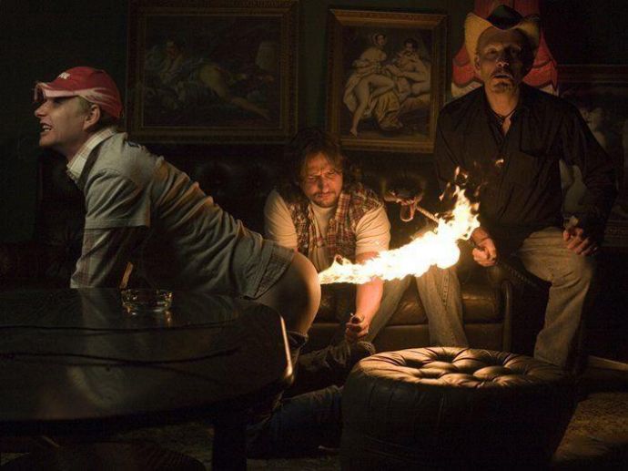 Мужик пернул так, что в комнате стало светло