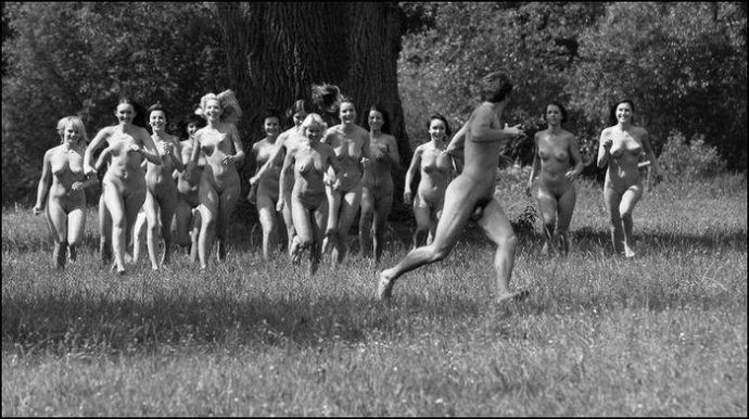 Толпа телок бегут за раздетым мужиком - Эроприколы