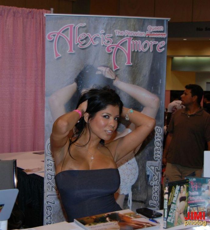 Толпа телок бегут за раздетым мужиком - Эроприколы