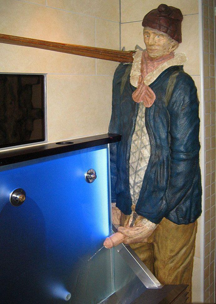 Толпа телок бегут за раздетым мужиком - Эроприколы