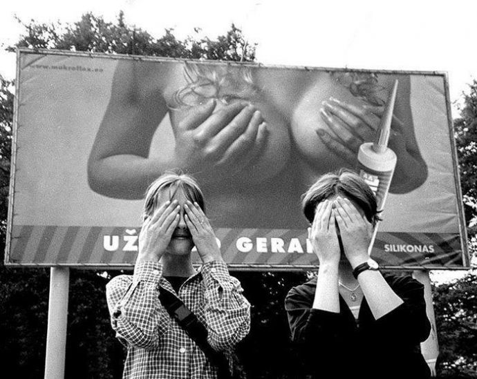 Толпа телок бегут за раздетым мужиком - Эроприколы