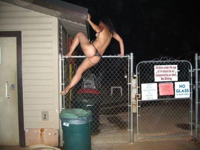 Толпа телок бегут за раздетым мужиком - Эроприколы