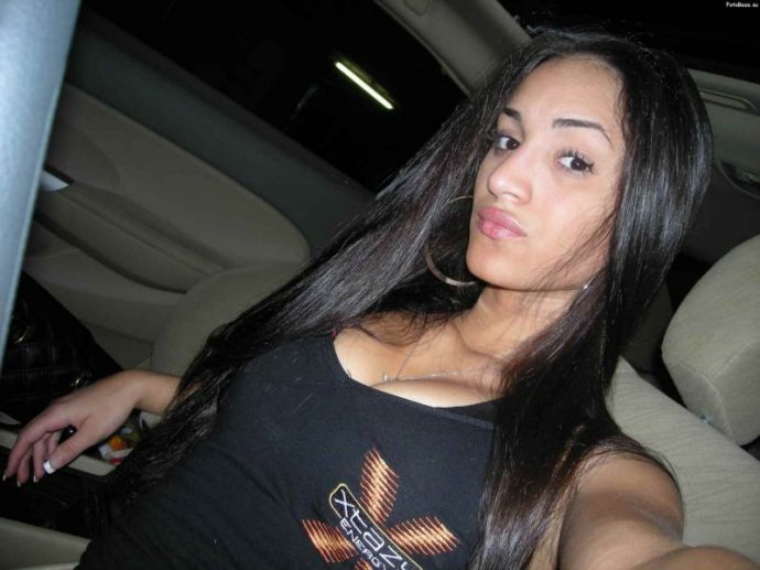 Фото НЮ - красивая девочка Карина перед зеркалом