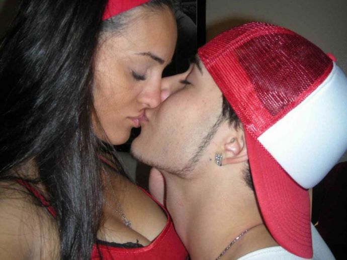 Фото НЮ - красивая девочка Карина перед зеркалом