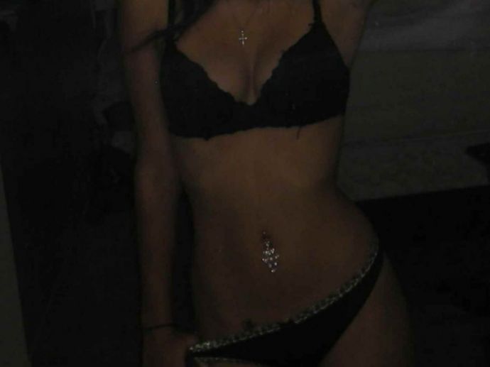 Фото НЮ - красивая девочка Карина перед зеркалом