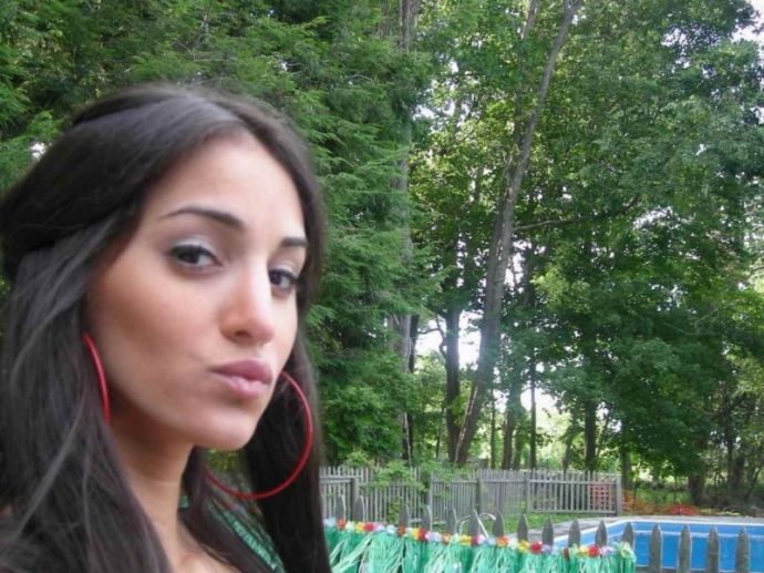 Фото НЮ - красивая девочка Карина перед зеркалом