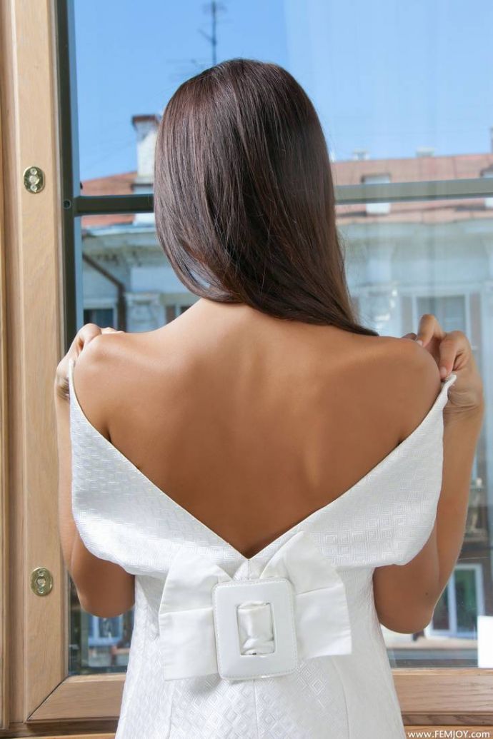 Модель Katrina оголяет темные от загара ножки, которые красиво запечатлены на фото