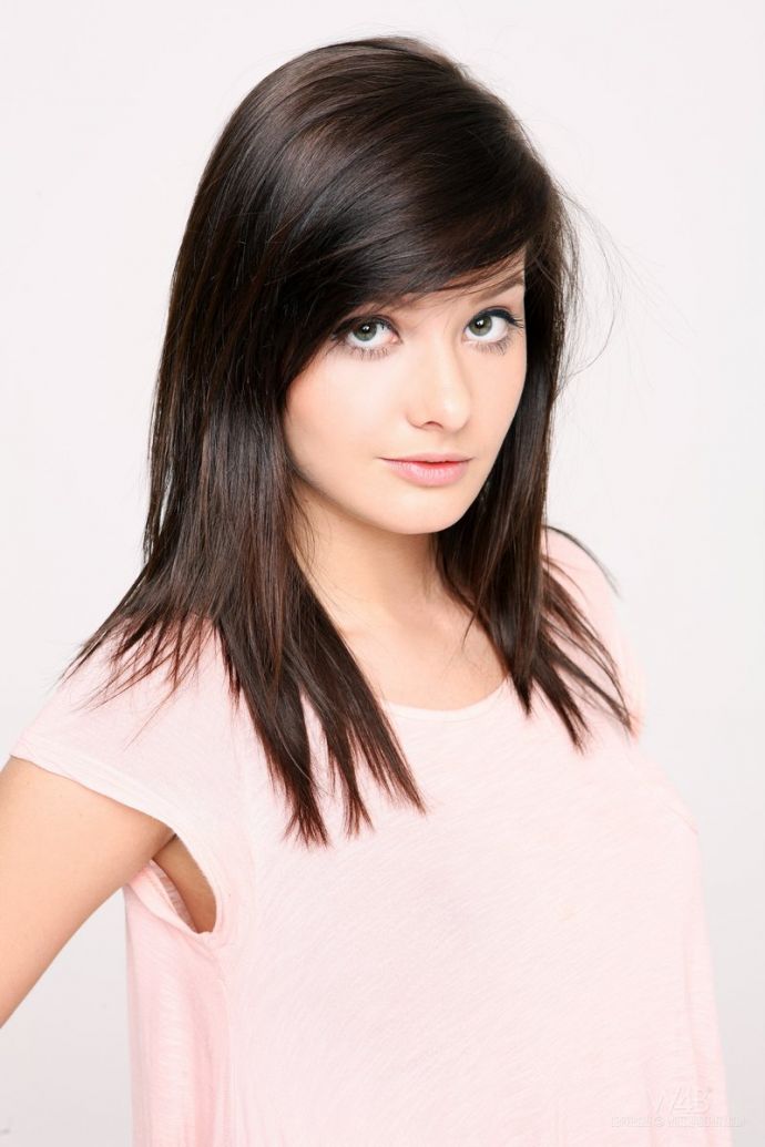 Anna Tatu нежно ласкает свой животик и гладит кругленькую попку