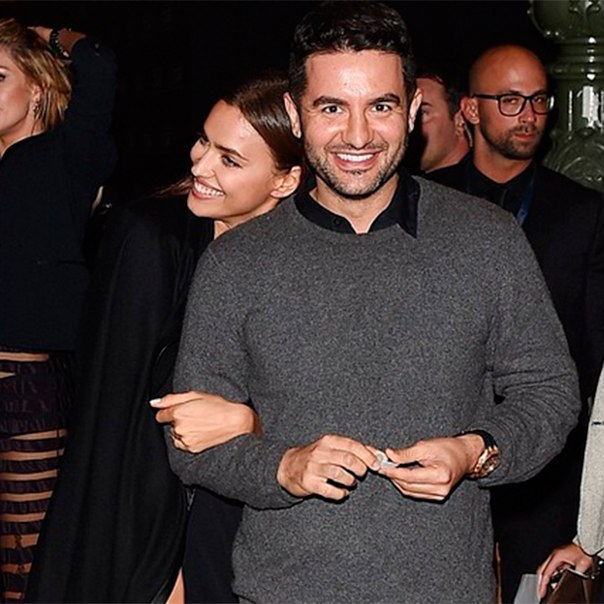 А вот так Ирина Шейк общается с каким-то парнем!