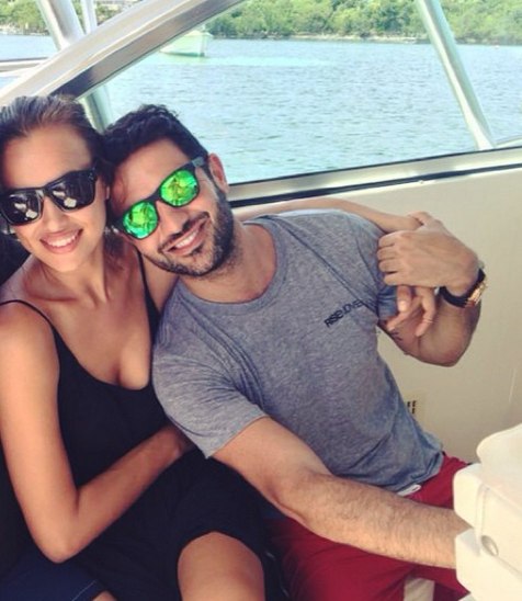 А вот так Ирина Шейк общается с каким-то парнем!