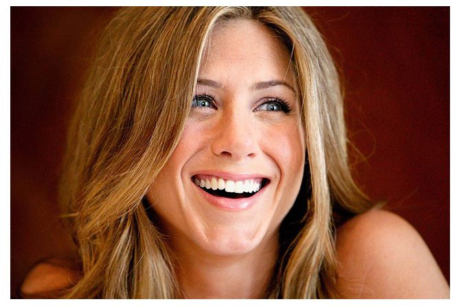 Дженифер Энистон появилась без нижнего белья