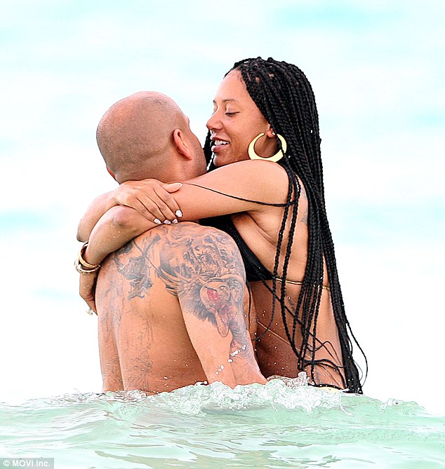 Экс-участница Spice Girls продемонстрировала отличную фигуру в купальнике Экс-участница Spice Girls продемонстрировала отличную фигуру в купальнике