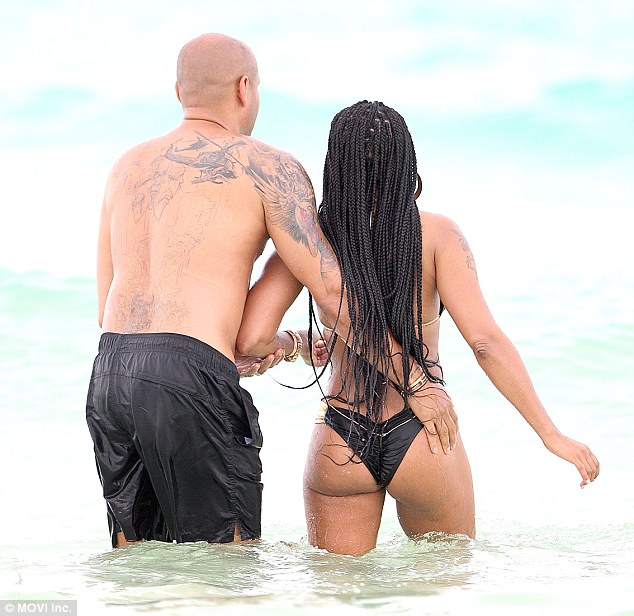 Экс-участница Spice Girls продемонстрировала отличную фигуру в купальнике Экс-участница Spice Girls продемонстрировала отличную фигуру в купальнике