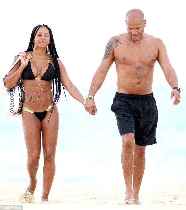 Экс-участница Spice Girls продемонстрировала отличную фигуру в купальнике Экс-участница Spice Girls продемонстрировала отличную фигуру в купальнике