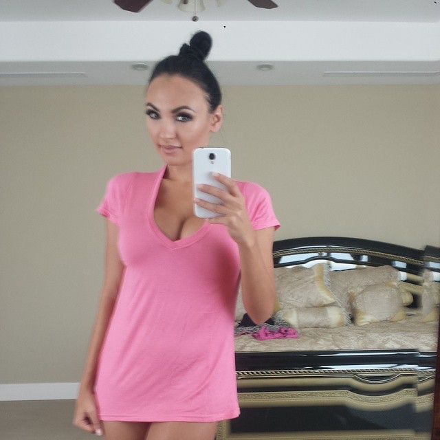 Ирина Иванова - пышногрудая звезда социальных сетей