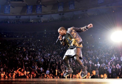 Канье Уэст попросил встать всех его фанатов