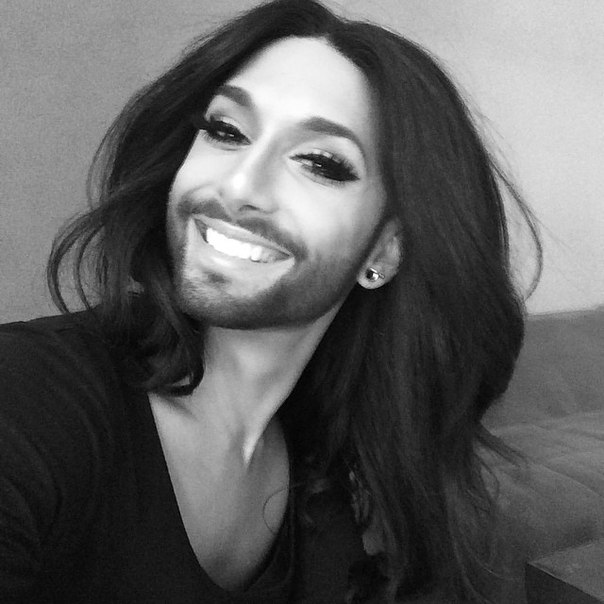 Кончита Вурст продолжает публиковать селфи!