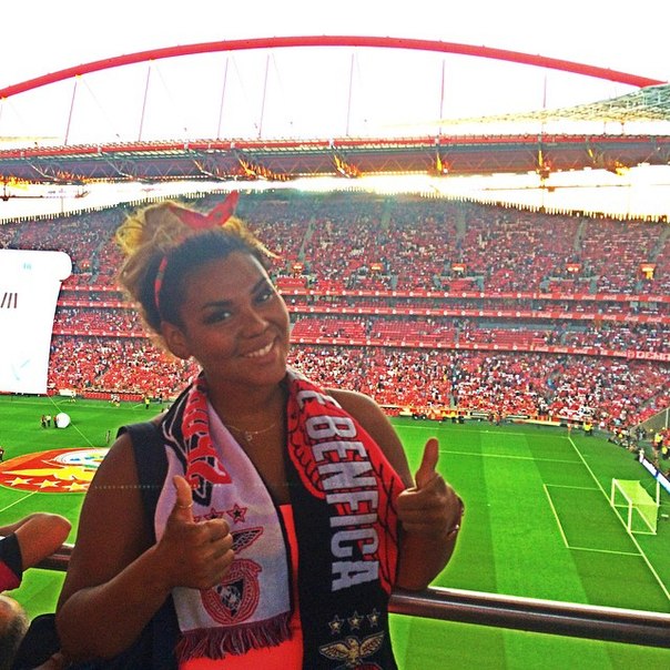 Корнелия Манго впервые пришла поболеть на стадион.