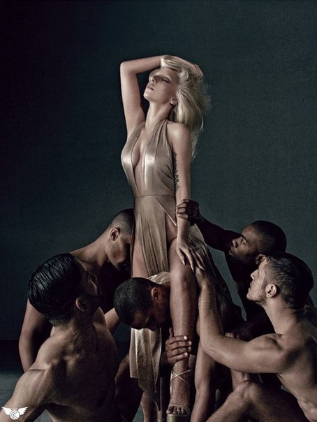 Леди Гага приняла участие в фотосесси с толпой красавцев!