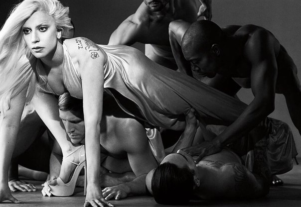 Леди Гага приняла участие в фотосесси с толпой красавцев!