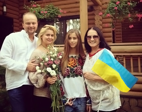 Ротару пожаловалась на отмену концертов из-за фото с флагом Украины Ротару пожаловалась на отмену концертов из-за фото с флагом Украины