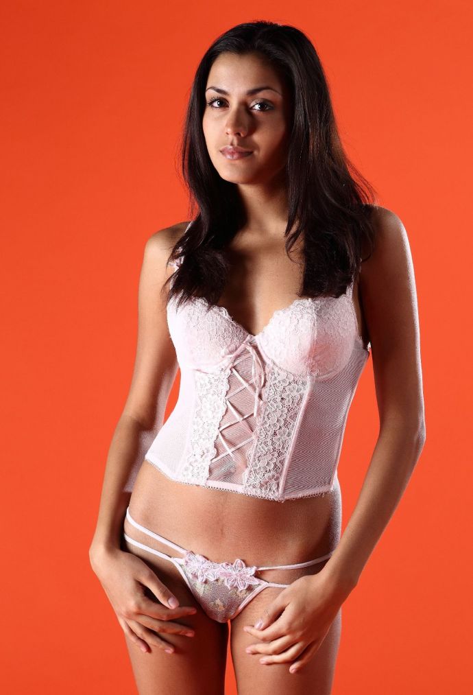 Adrienne в белом кружевном белье
