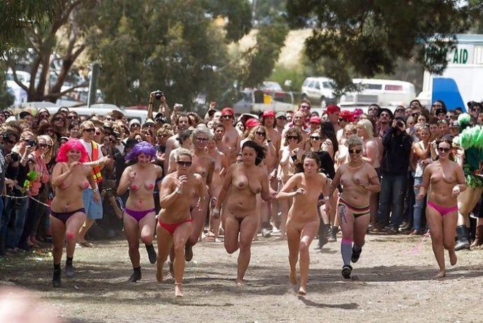 Мечта любого трахтариста, Куча голых баба. - Эроприколы