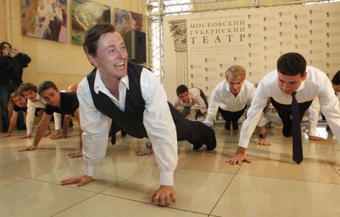 Сергей Безруков принял вызов мэра Казани и отжался 50 раз