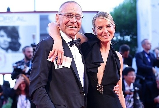 Юлия Высоцкая удивила глубоким вырезом