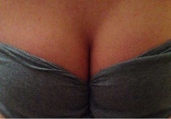 Оцените грудь - упругая и полностью натуральная