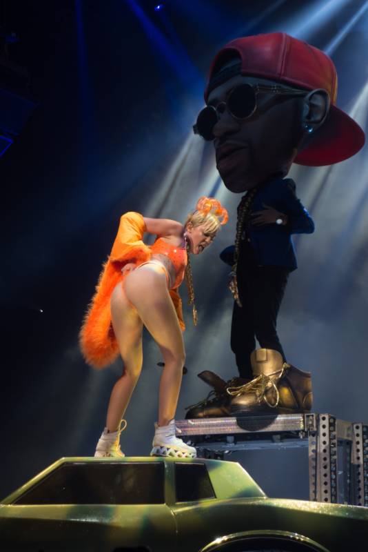 Лучший друг Майли Сайрус выложил ее фото с голым задом Лучший друг Майли Сайрус выложил ее фото с голым задом