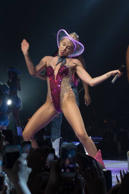 Лучший друг Майли Сайрус выложил ее фото с голым задом Лучший друг Майли Сайрус выложил ее фото с голым задом