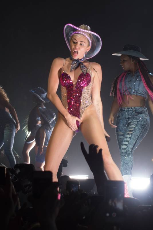 Лучший друг Майли Сайрус выложил ее фото с голым задом Лучший друг Майли Сайрус выложил ее фото с голым задом