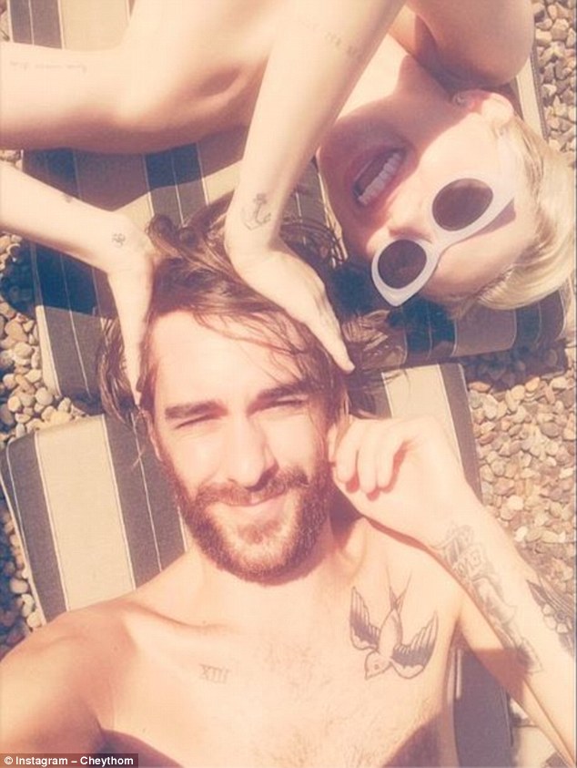 Лучший друг Майли Сайрус выложил ее фото с голым задом Лучший друг Майли Сайрус выложил ее фото с голым задом