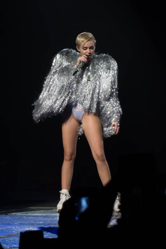 Лучший друг Майли Сайрус выложил ее фото с голым задом Лучший друг Майли Сайрус выложил ее фото с голым задом