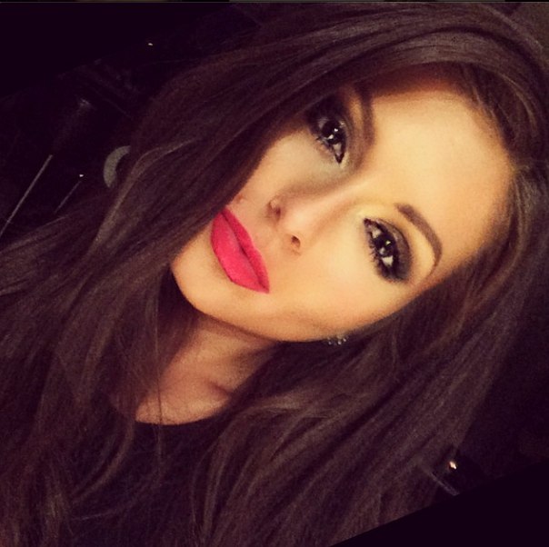 Певица Нюша сделала яркий макияж!