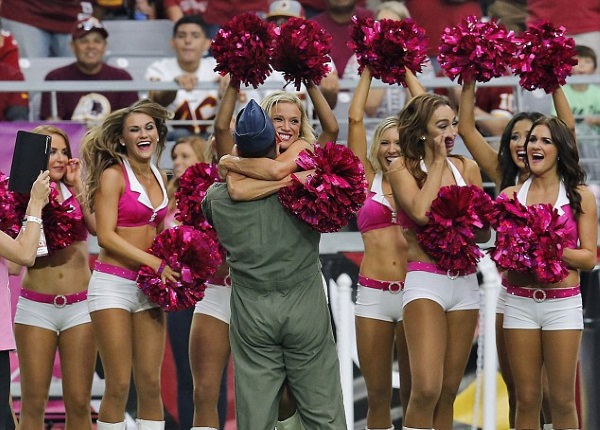 Предложение руки на футбольном матче