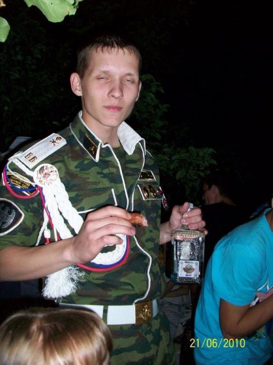 Ровные пацанчики отдыхают в неформальной обстановке Ровные пацанчики отдыхают в неформальной обстановке