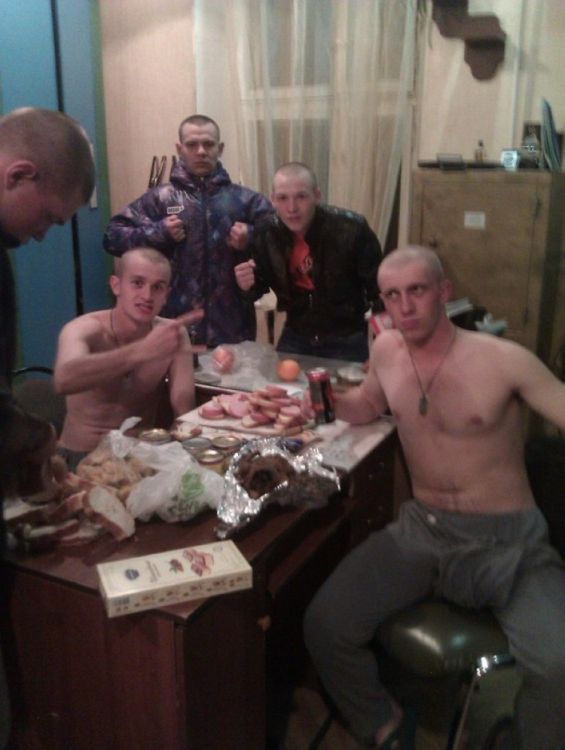 Ровные пацанчики отдыхают в неформальной обстановке Ровные пацанчики отдыхают в неформальной обстановке