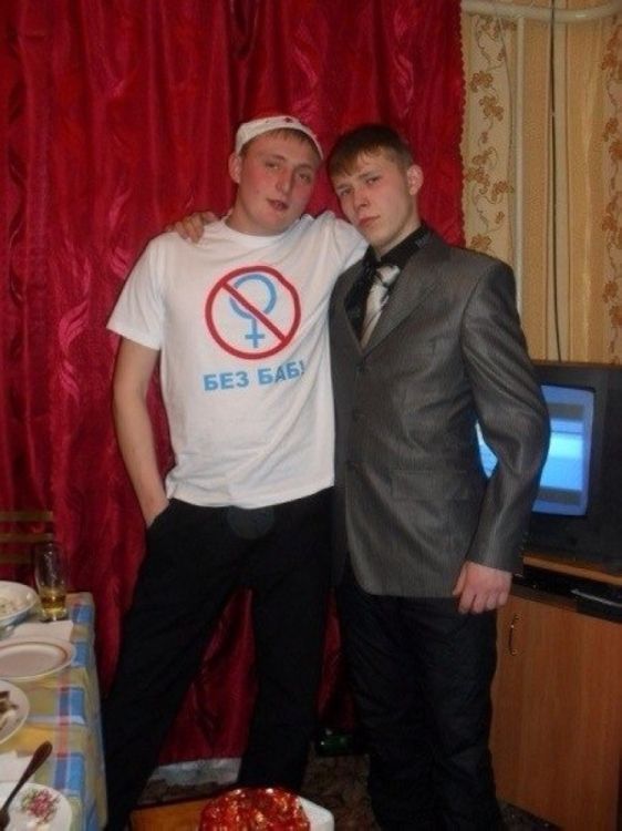 Ровные пацанчики отдыхают в неформальной обстановке Ровные пацанчики отдыхают в неформальной обстановке