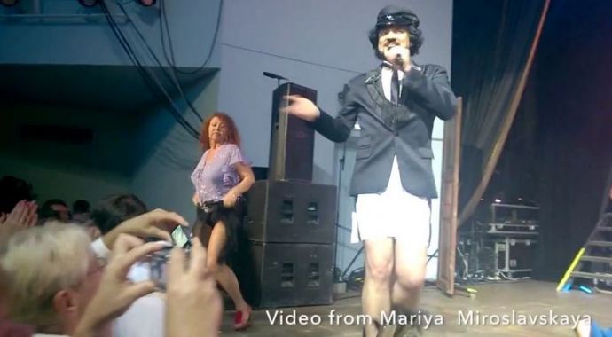 Киркоров во время концерта раздел поклонницу до нижнего белья