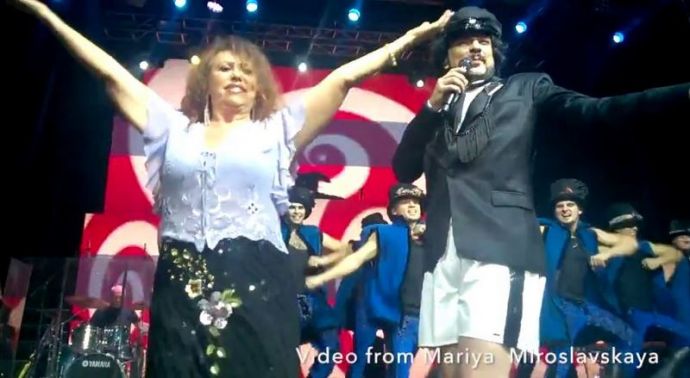 Киркоров во время концерта раздел поклонницу до нижнего белья