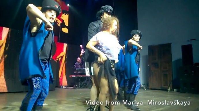 Киркоров во время концерта раздел поклонницу до нижнего белья