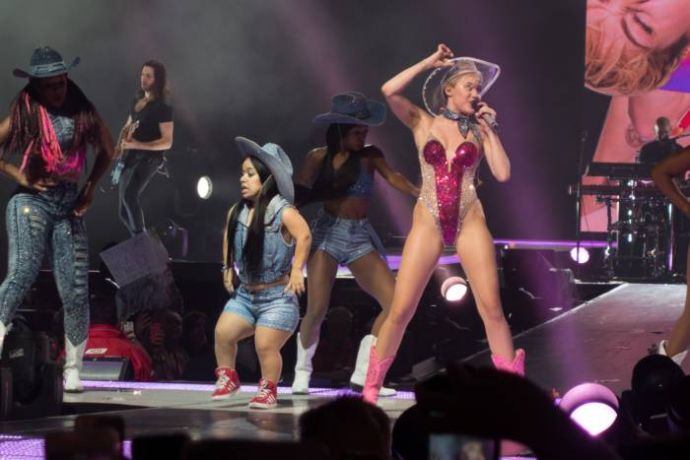 Лучший друг Майли Сайрус выложил ее фото с голым задом